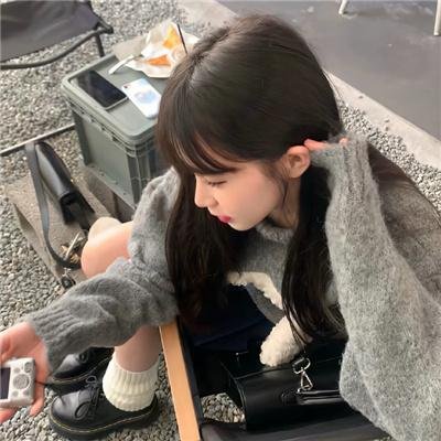 穿黑衣的女孩